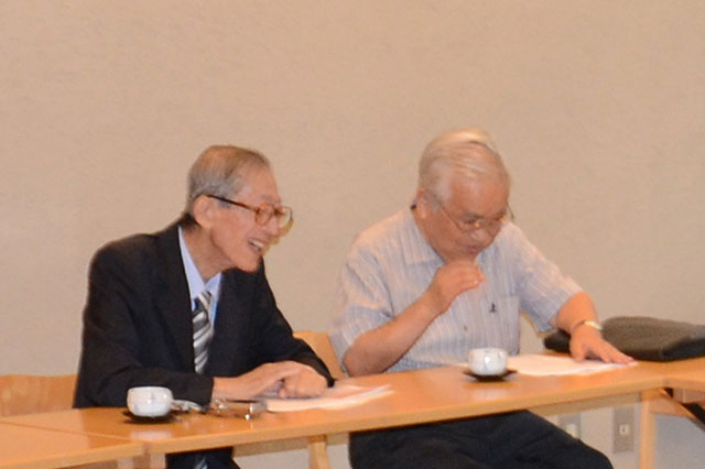2013年9月の総会時_岡田芳朗先生と談笑される古在由秀先生